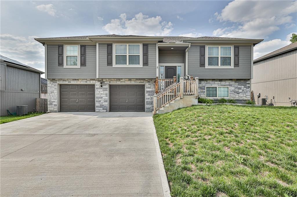 Photo of 212 NE Greystone Way Grain Valley MO 64029