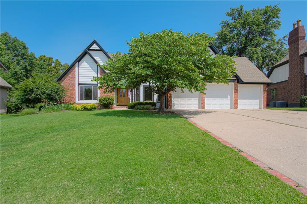 Photo of 2452 NW Valley View Drive Lee's Summit MO 64081