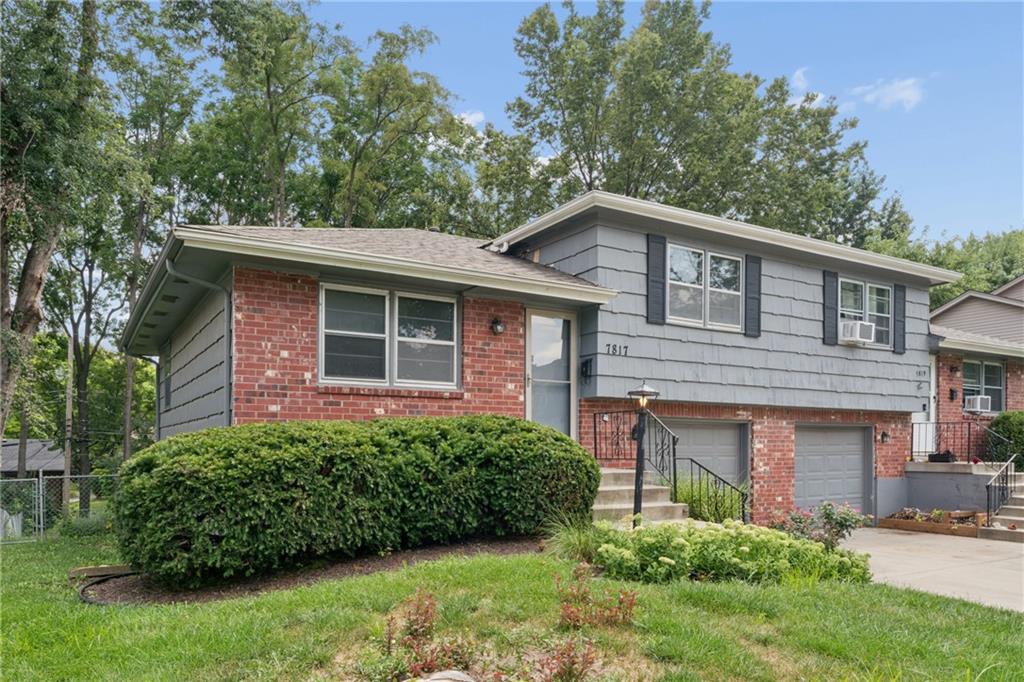 Photo of 7817 England Drive Overland Park KS 66204