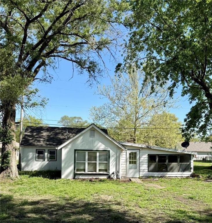 Photo of 215 W 3rd Street Tonganoxie KS 66086