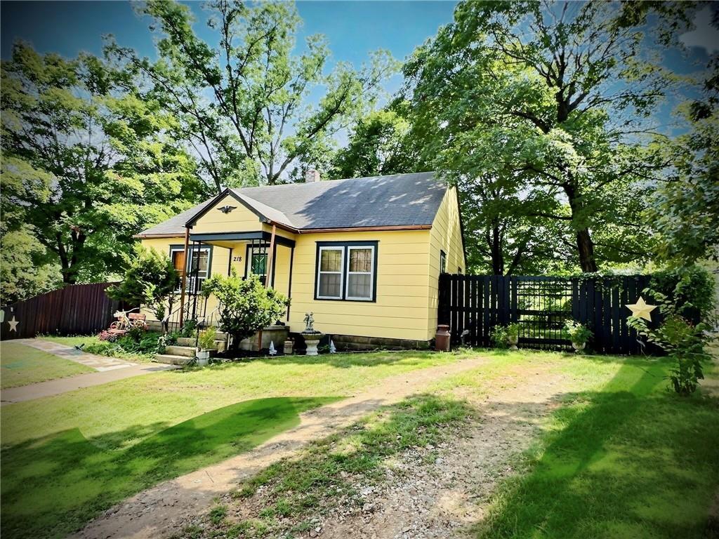 Photo of 218 W Joe Davis Street El Dorado Springs MO 64744