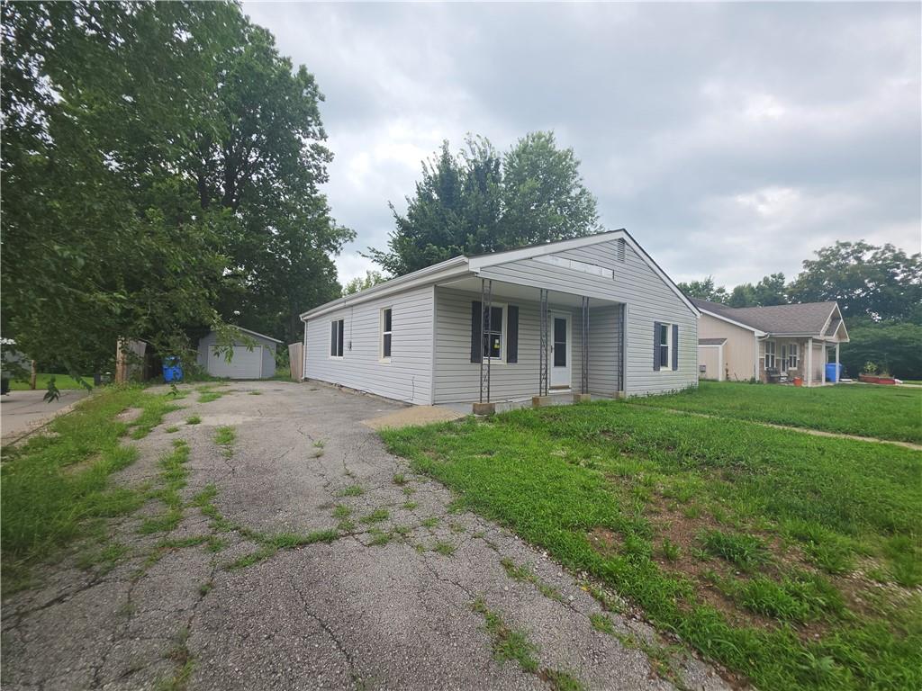 Photo of 120 E 6th Street Tonganoxie KS 66086