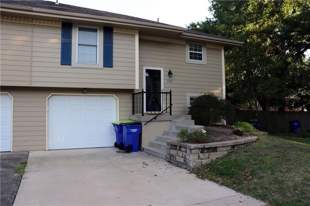 Photo of 756 SE Claremont Court Lee's Summit MO 64063