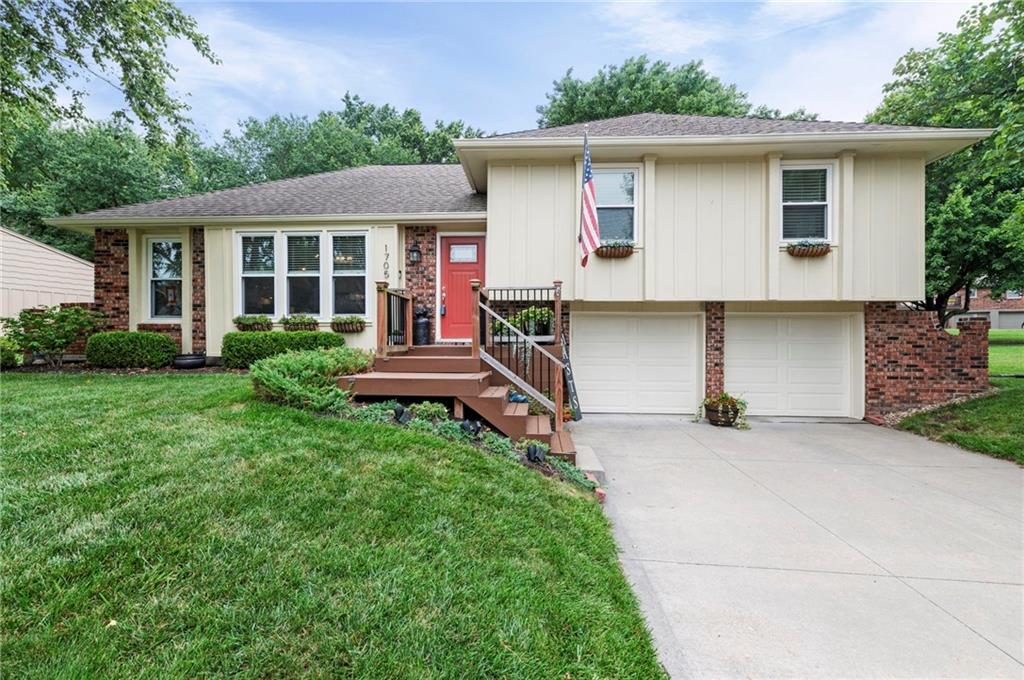 Photo of 1705 NE Pine Circle Blue Springs MO 64014