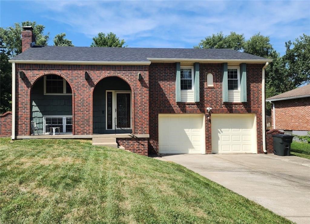 Photo of 2901 NW Castle Drive Blue Springs MO 64015