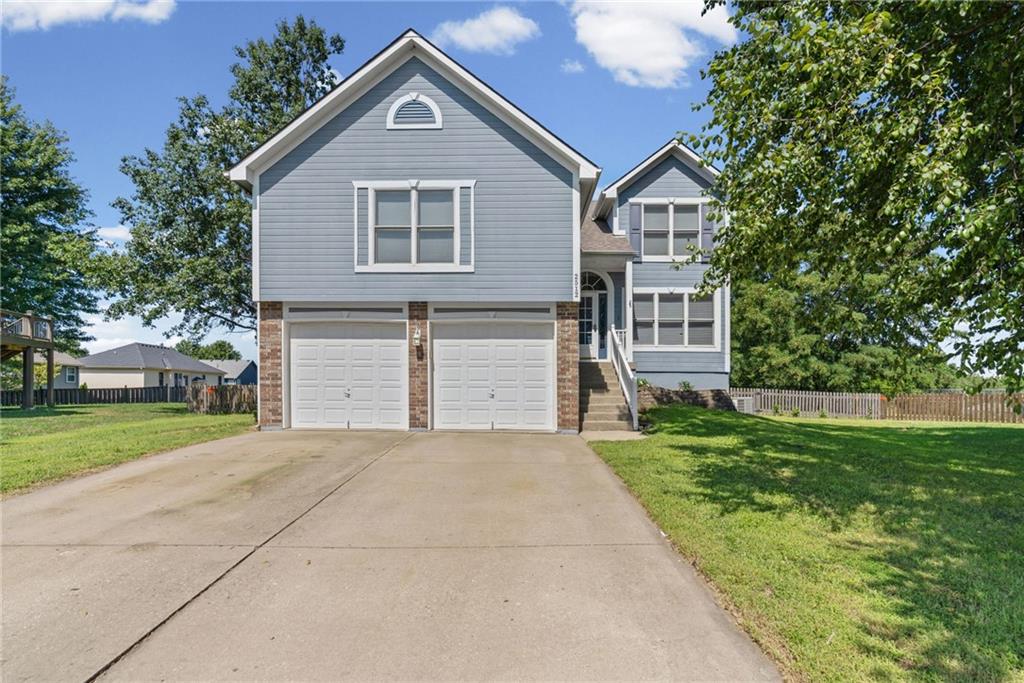 Photo of 2512 NE Horseshoe Drive Lee's Summit MO 64086