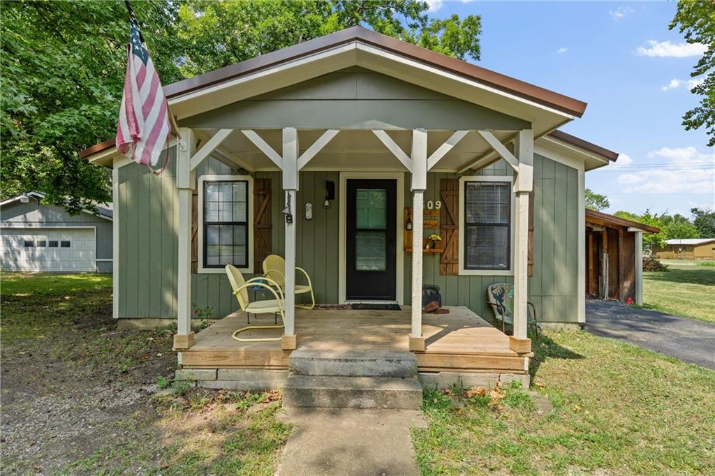 Photo of 509 N State Street Caney KS 67333