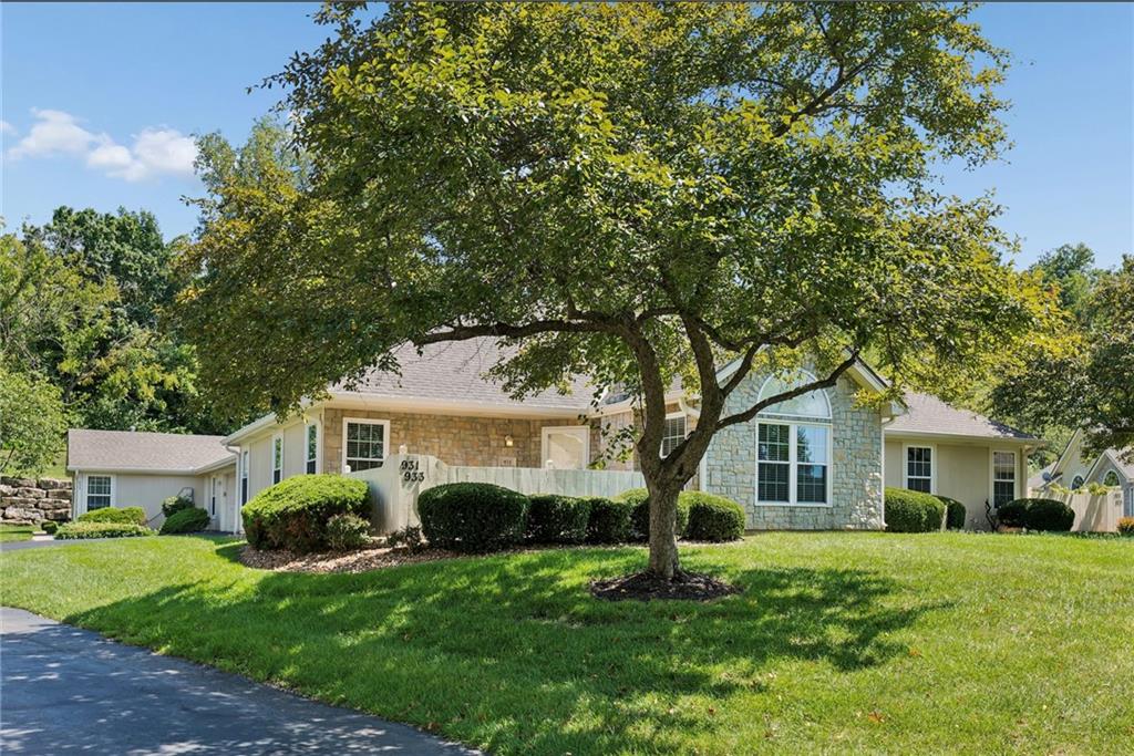 Photo of 931 NE Devon Drive Lee's Summit MO 64064