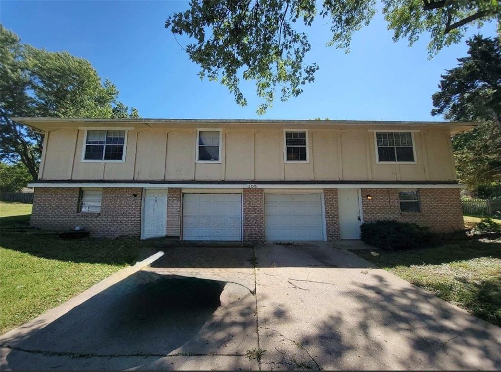 Photo of 205 NE Westwind Drive Lee's Summit MO 64086