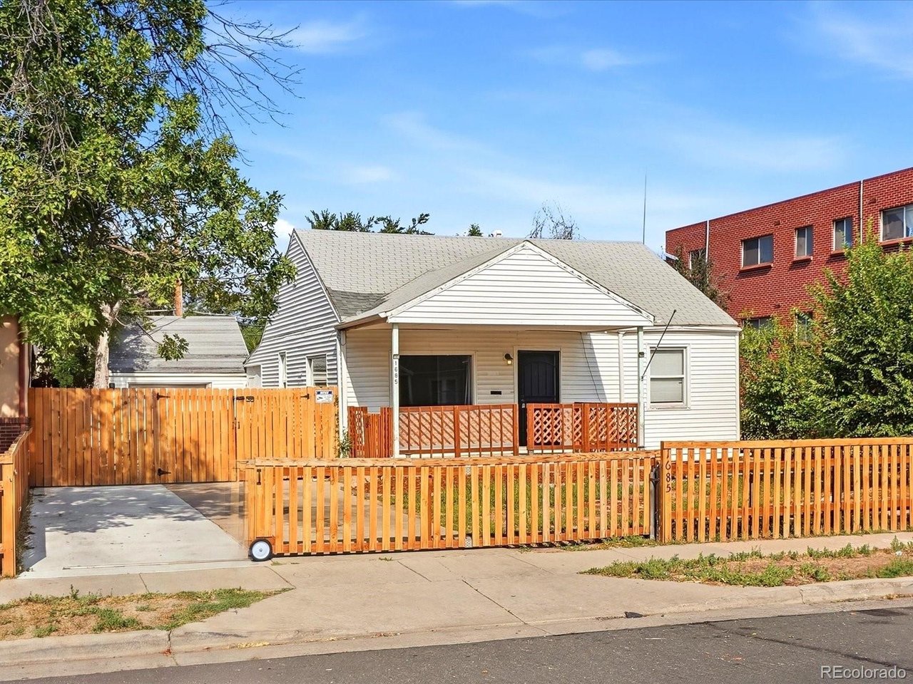 Photo of 1685 Clinton St Aurora CO 80010