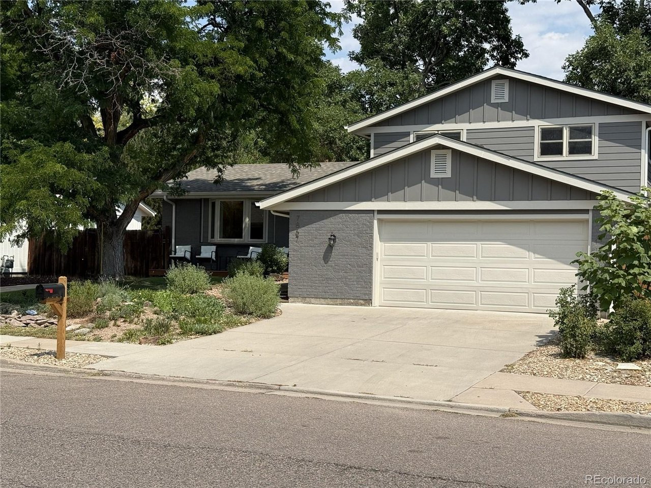 Photo of 7867 W Peakview Dr Littleton CO 80123