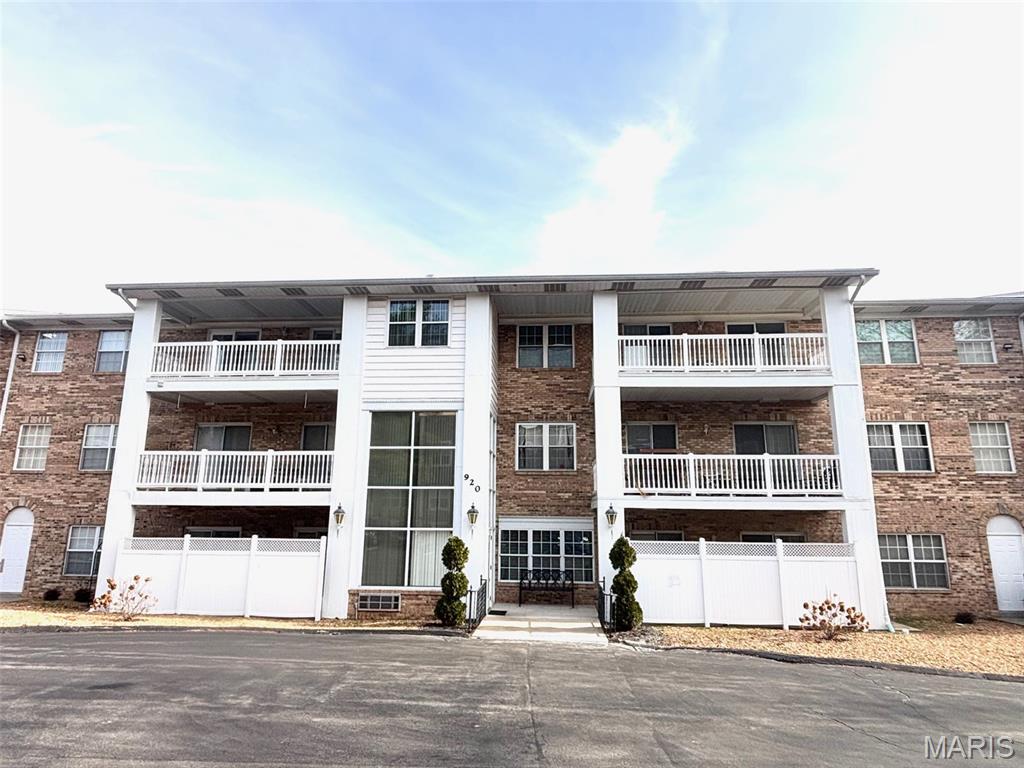 Photo of 920 Guelbreth Lane #103 Creve Coeur MO 63141