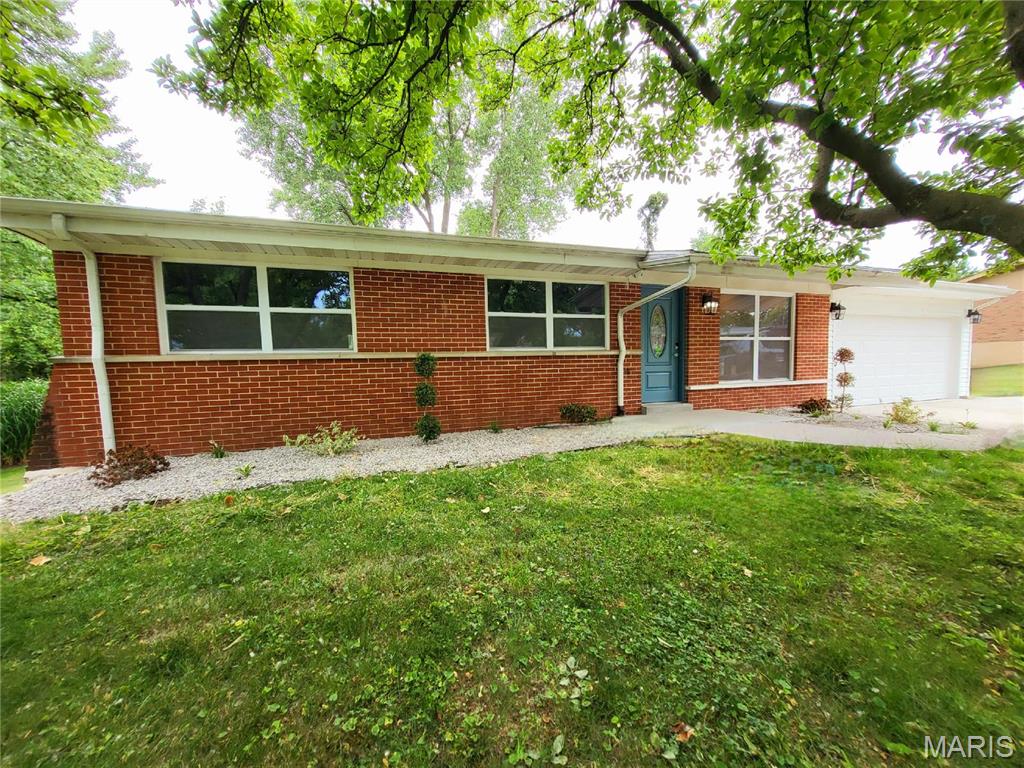 Photo of 18 Queensbrook Place Olivette MO 63132
