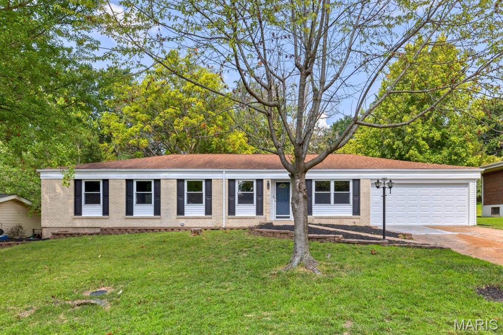 Photo of 815 Ariege Drive Creve Coeur MO 63141