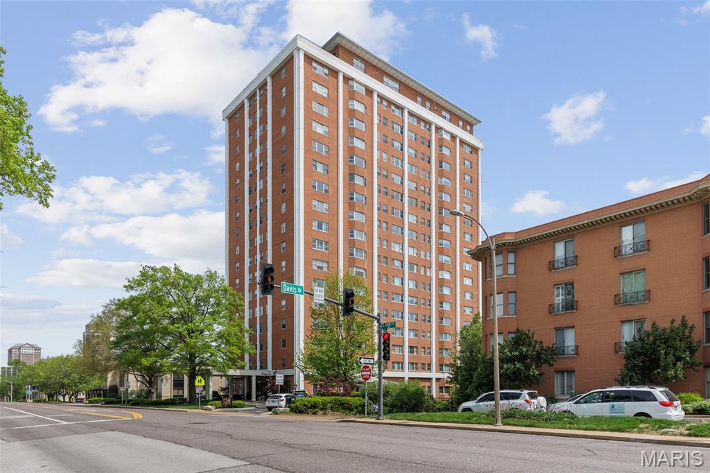 Photo of 710 S Hanley Road #7B St Louis MO 63105