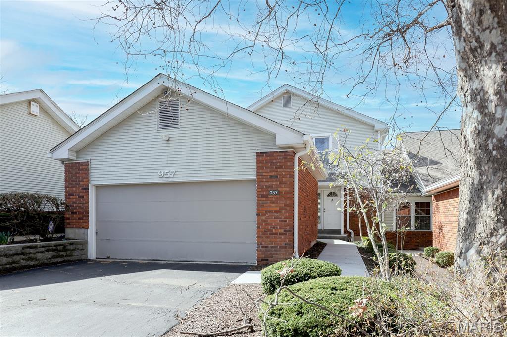 Photo of 957 N Spoede Road Creve Coeur MO 63146