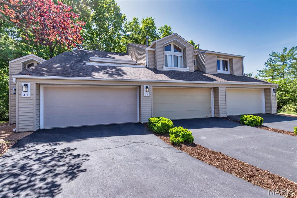 Photo of 39 Ridgeview Circle Court Ballwin MO 63021
