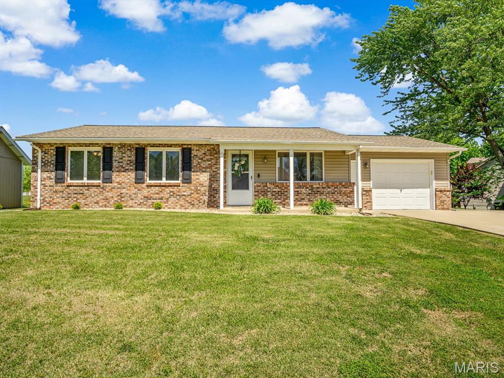 Photo of 336 E Lake Drive Edwardsville IL 62025