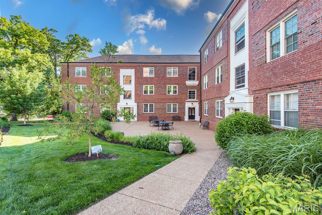 Photo of 925 S Hanley Road #F Clayton MO 63105