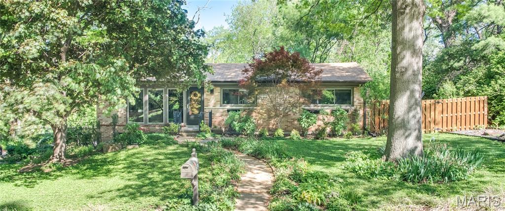Photo of 842 Louwen Drive Ladue MO 63124