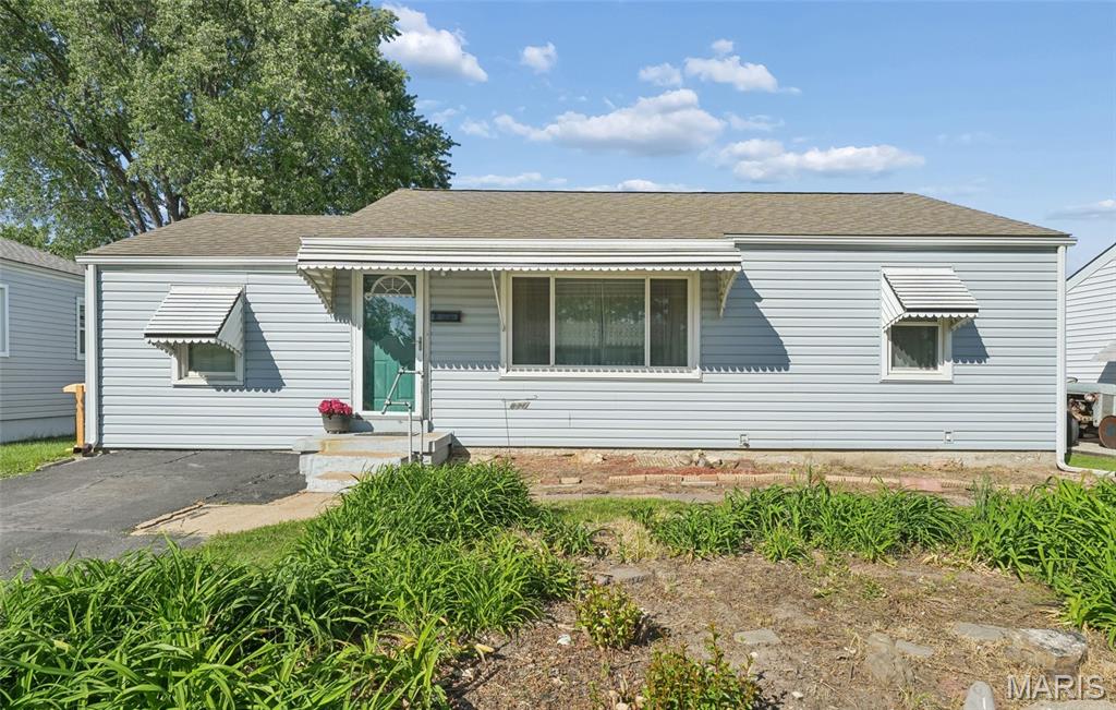 Photo of 831 Loekes Drive Florissant MO 63031