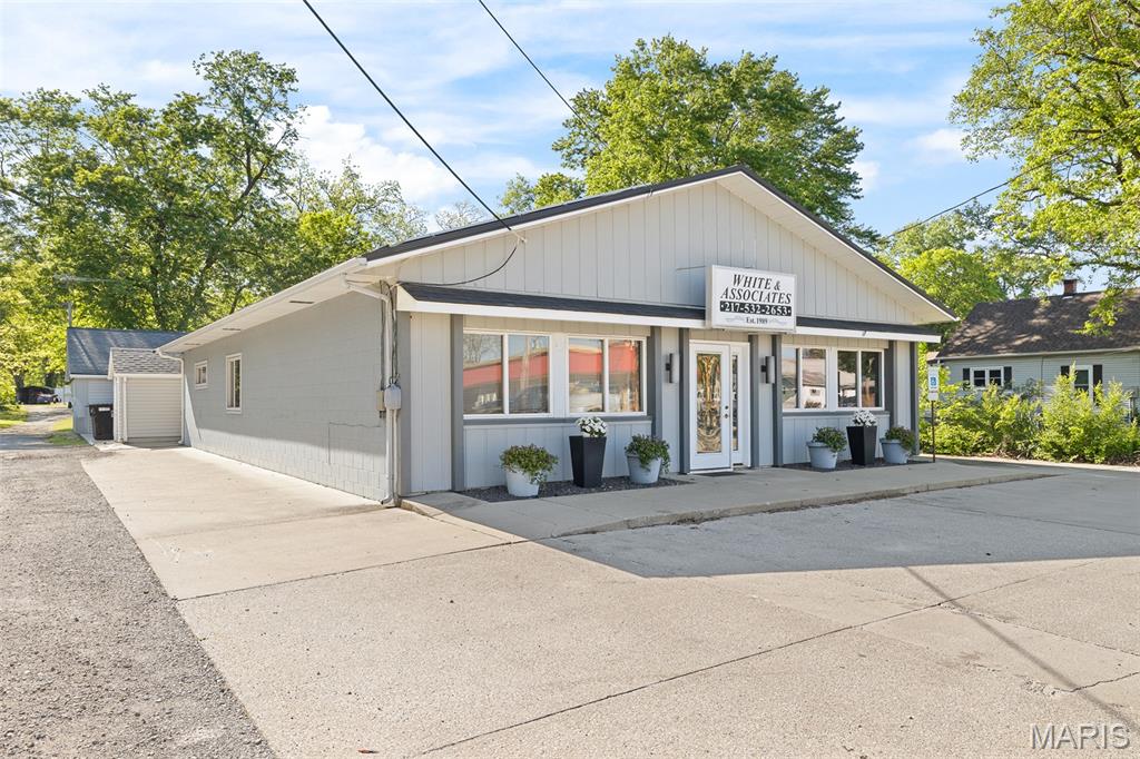 Photo of 1122 Vandalia Road Hillsboro IL 62049