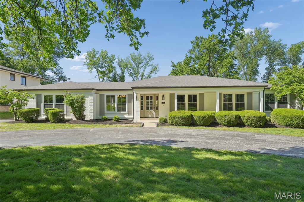 Photo of 10 Spoede Woods Drive Creve Coeur MO 63141