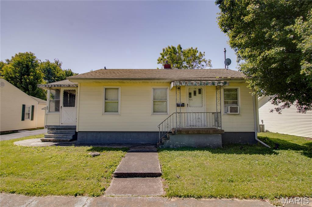 Photo of 406 Snedeker Street Jerseyville IL 62052