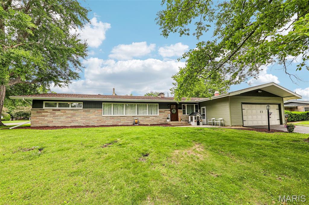 Photo of 1 Crestwood Drive Carlinville IL 62626