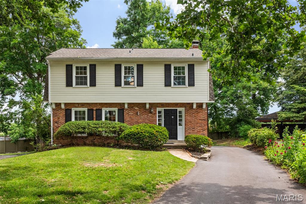Photo of 8562 Colonial Lane Ladue MO 63124