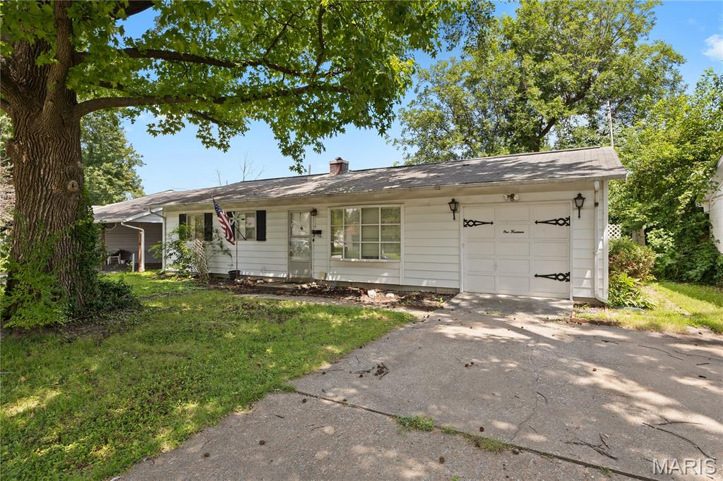 Photo of 114 Saint James Lane East St Louis IL 62206