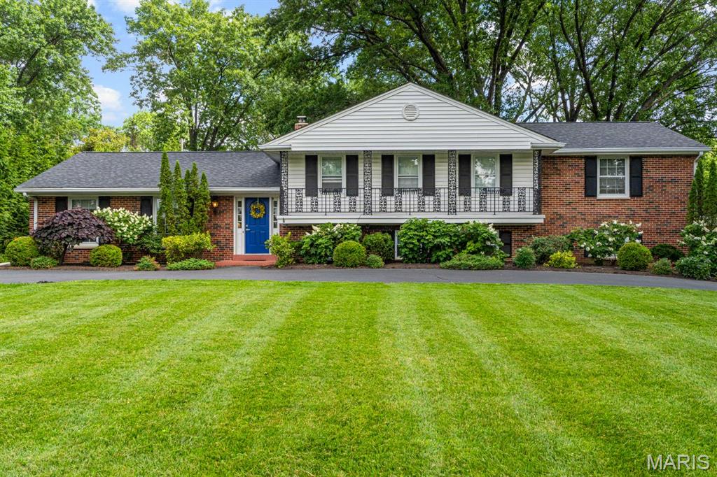 Photo of 8 Clerbrook Lane Ladue MO 63124