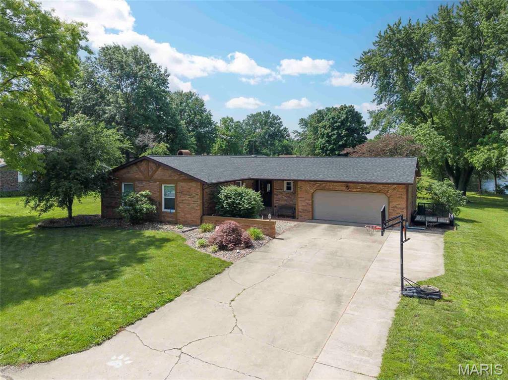 Photo of 802 W Miller Drive Staunton IL 62088