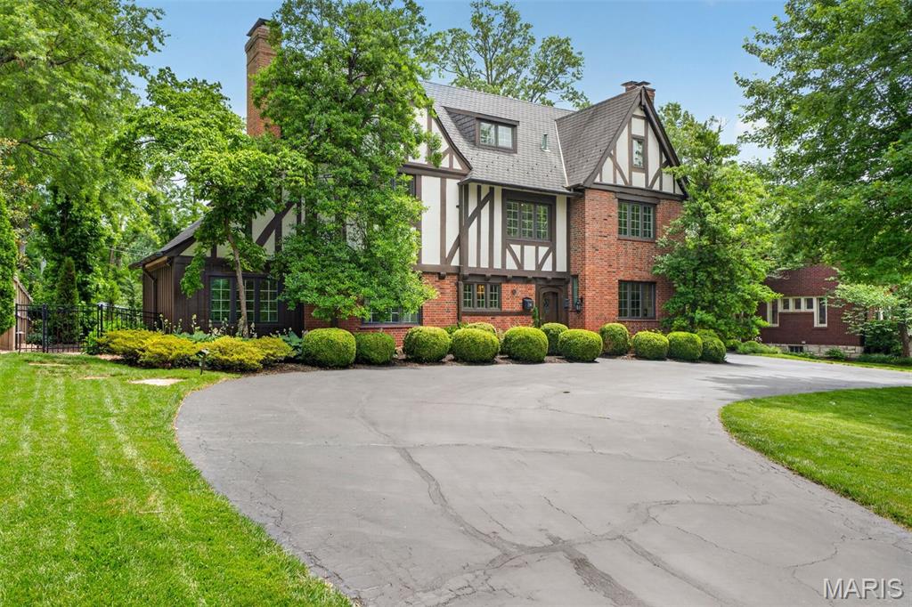 Photo of 6 Ridgemoor Drive Clayton MO 63105