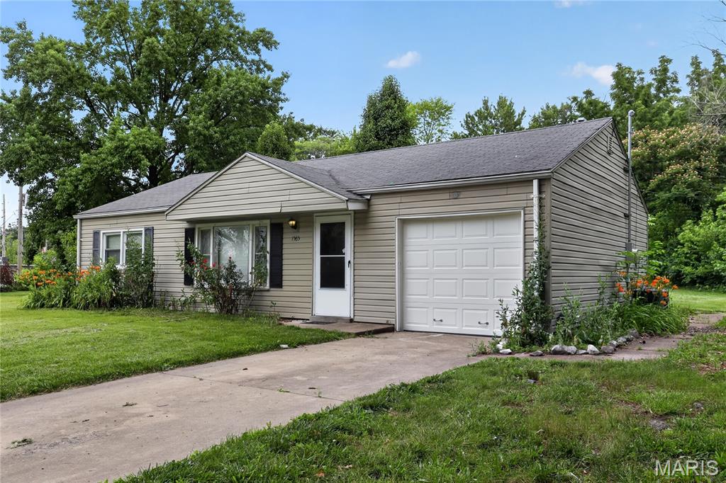 Photo of 1565 Lakeside Lane St Louis MO 63138