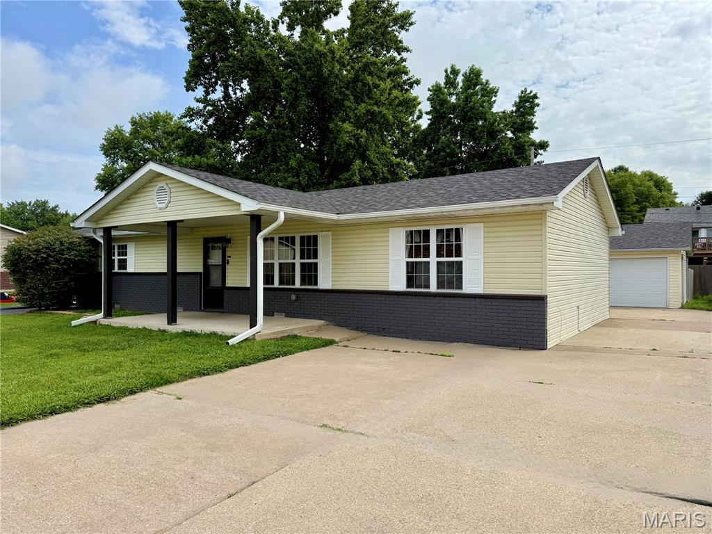 Photo of 733 W Airwood Drive East Alton IL 62024