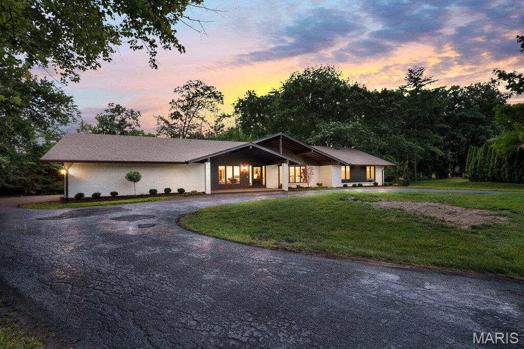 Photo of 15 Meadowbrook Country Club Estate Ballwin MO 63011