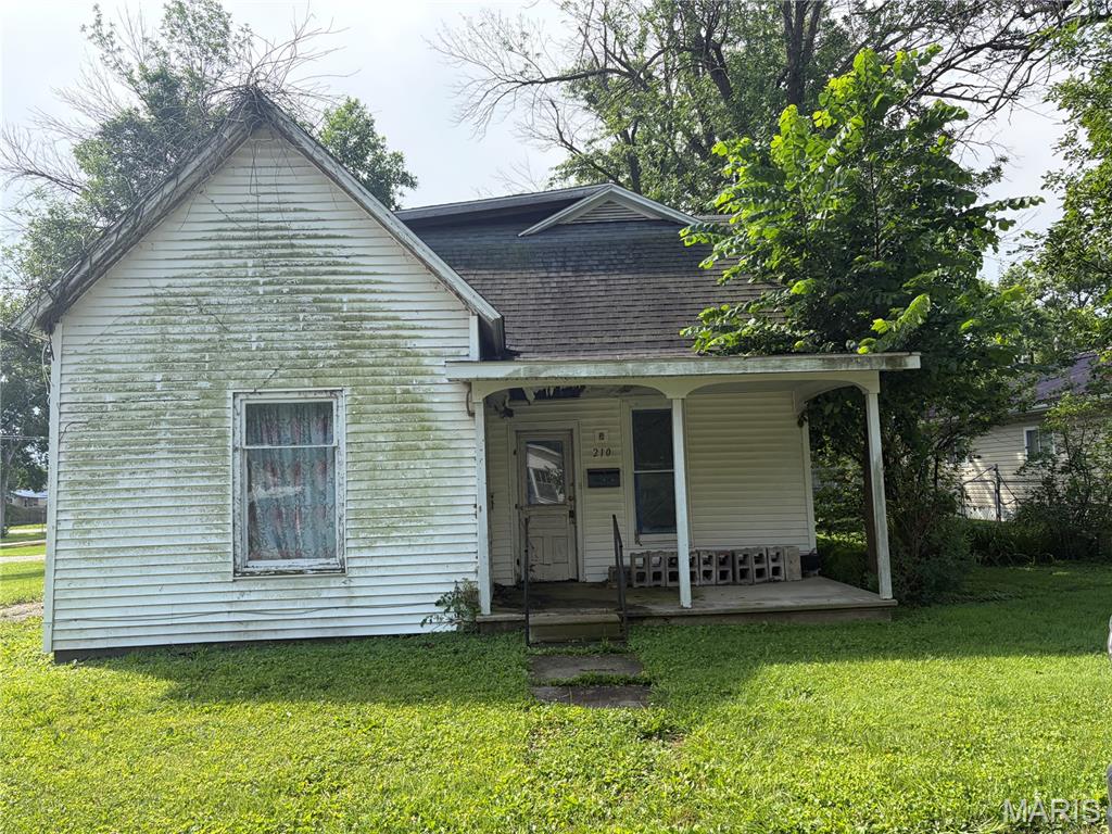 Photo of 210 E McPike Street Vandalia MO 63382