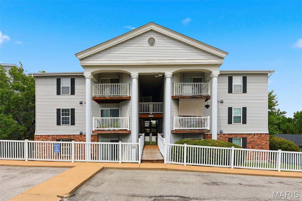 Photo of 12401 Somerset Place Drive #E St Louis MO 63128