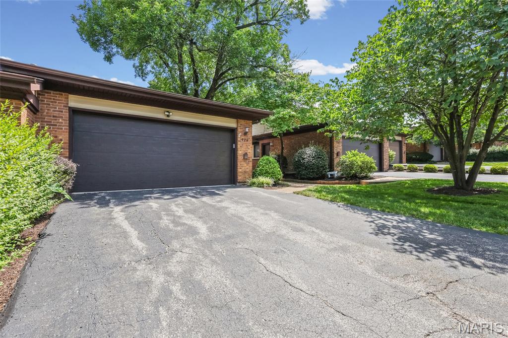 Photo of 724 Sandy Summit Dr Ballwin MO 63021