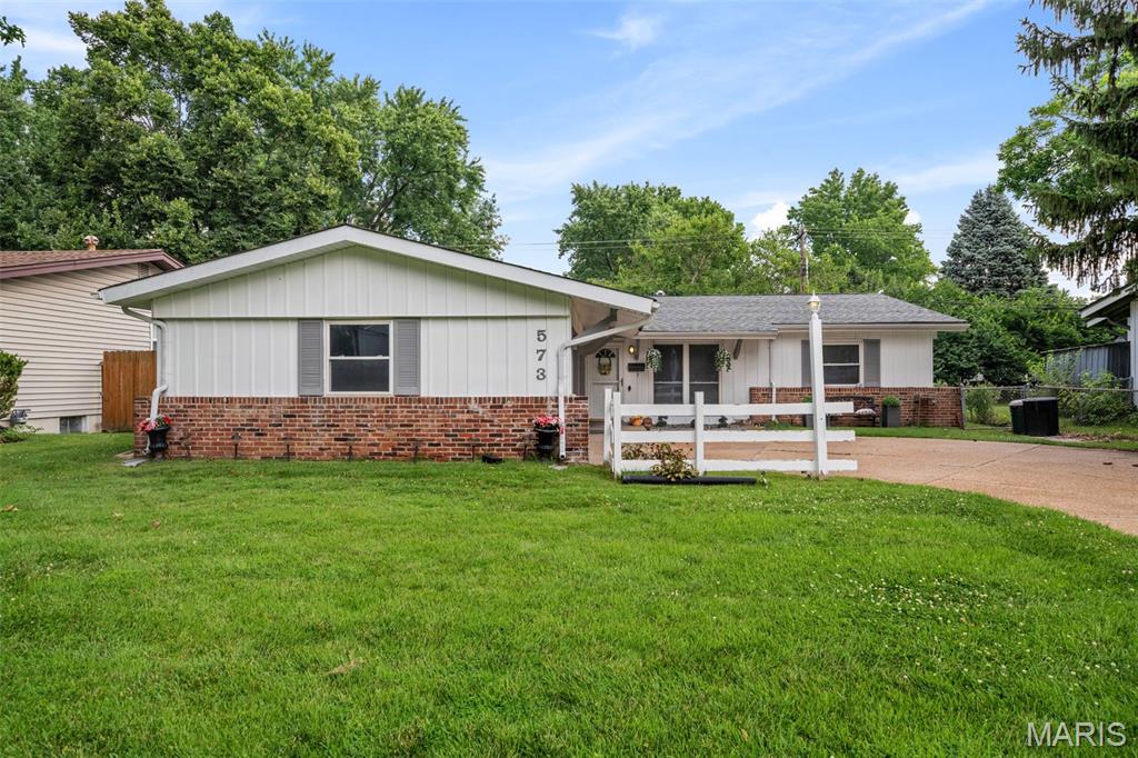 Photo of 573 Coach Light Lane Hazelwood MO 63042
