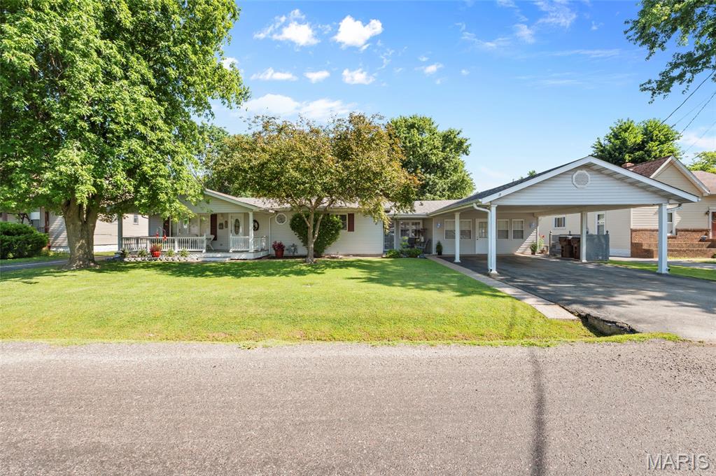 Photo of 723 Bunker Hill Road Staunton IL 62088