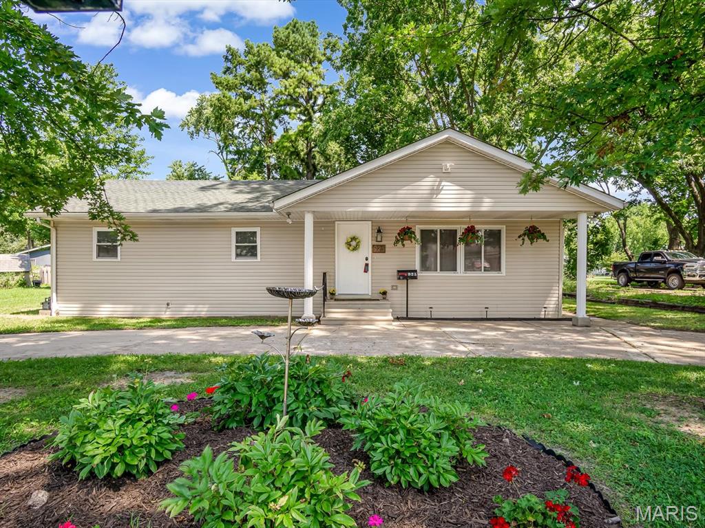 Photo of 925 W Green Street Mascoutah IL 62258