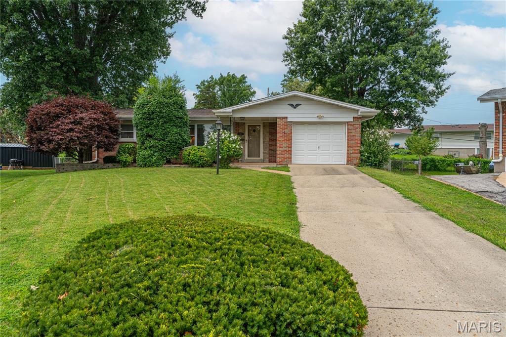 Photo of 454 Lambeth Lane St Louis MO 63125