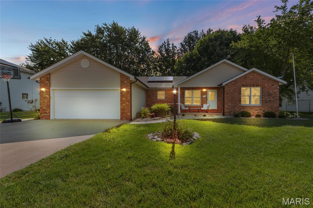 Photo of 719 Stonecreek Drive Staunton IL 62088