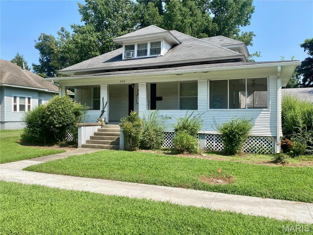 Photo of 304 Hunter St Charleston MO 63834