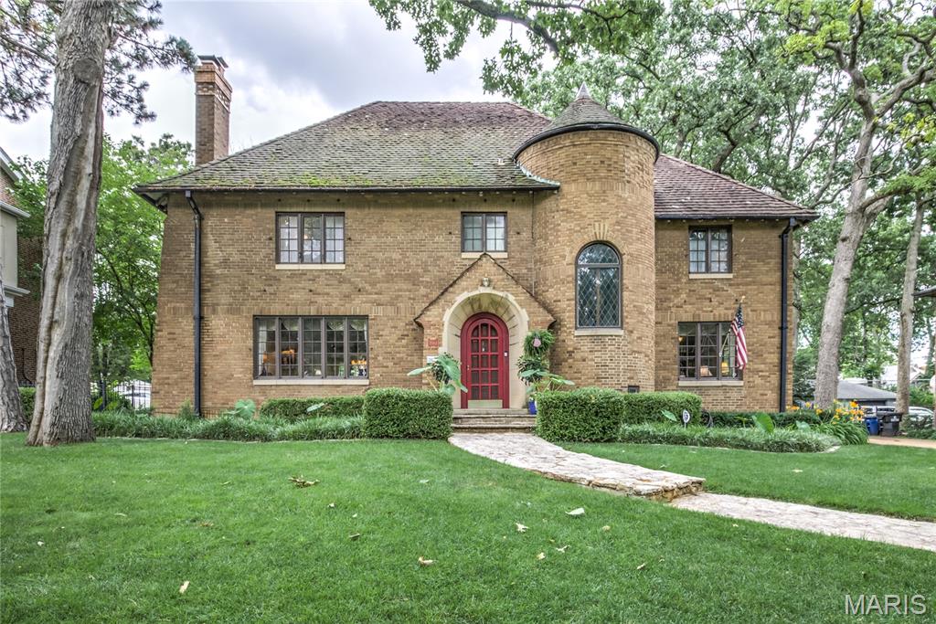 Photo of 7061 Forsyth Boulevard University City MO 63105