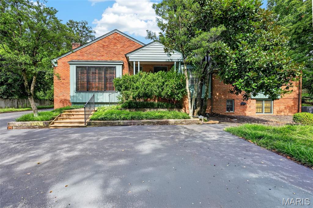 Photo of 8 Winding Brook Lane Ladue MO 63124