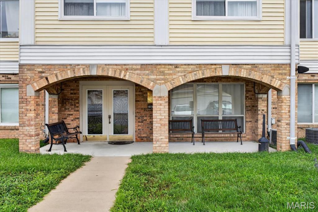 Photo of 942 Guelbreth Lane #300 Creve Coeur MO 63141