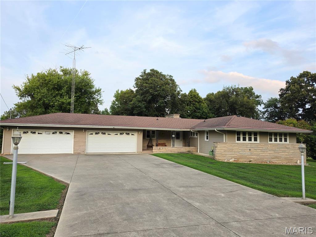 Photo of 40 N Woods Circle Drive Hillsboro IL 62049